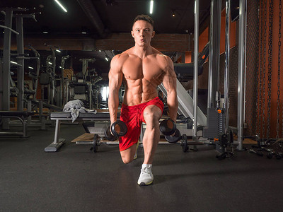 中年男子锻炼腿部男人用哑铃锻炼腿健康的生活方图片