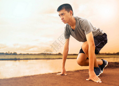 年轻亚洲男子在起跑前准备就绪健康的生活方式他们有良图片