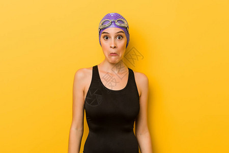 年轻游泳健美的caucasians女子肩膀抬起肩膀图片