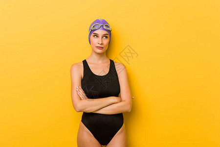 年轻游泳健美的caucasians女人厌倦图片