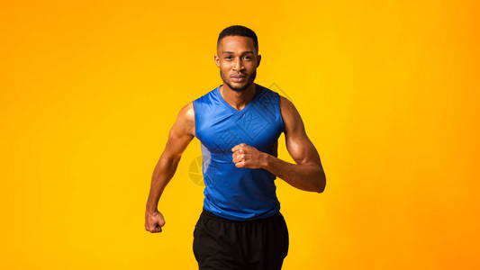 自信的黑人运动员跑步图片