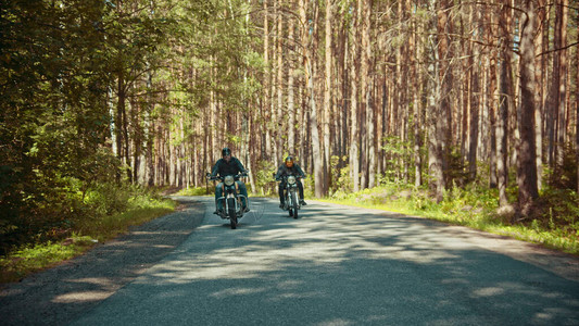 两个酷的摩托车手骑着脚踏车在路边走得图片
