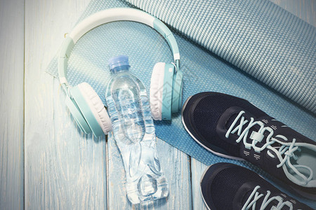 瑜伽网运动鞋水瓶概念健康生活健康饮食图片