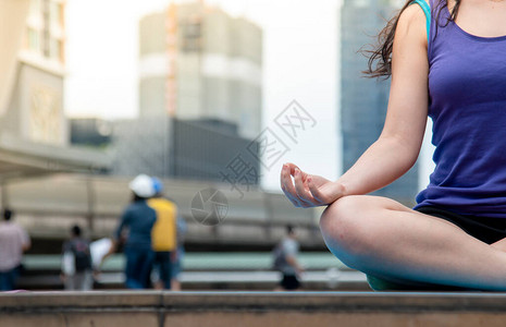 在户外与zen一起静坐进行瑜伽午睡图片