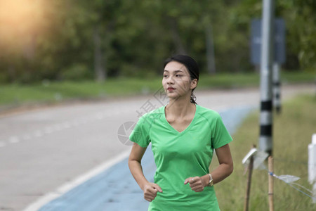 在户外跑步和慢跑运动的亚洲女运动员图片