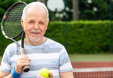 在职养恤金领取者在户外打网球的老年男子肖像退休运图片