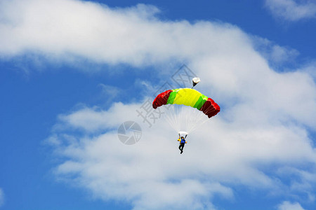 在天空飞翔的跳伞者背景图片