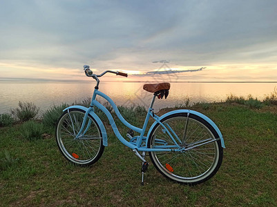 夕阳下的自行车图片