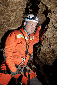 在深垂直洞穴隧道的绳索下斯普莱特学家背景图片