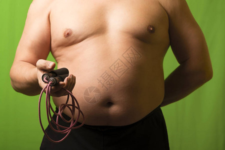 体重过的人宣传健康的生活方式和运动运动负荷可以增强人体组织参观健身房通过图片
