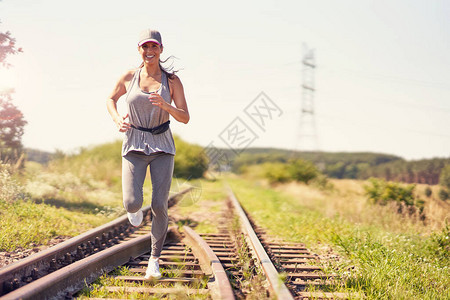 女慢跑者在农村奔跑图片图片