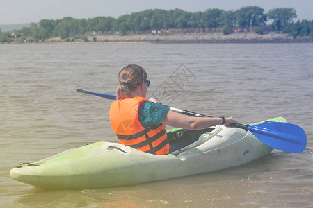 运动女在一条皮艇上划船图片