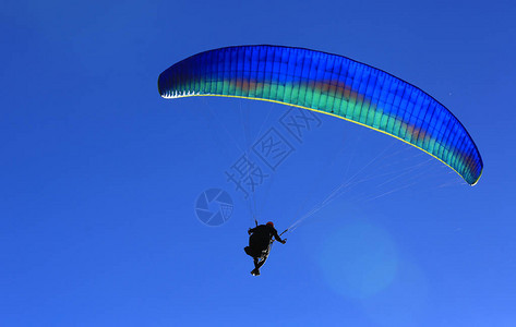 飞行滑翔伞在蓝天图片
