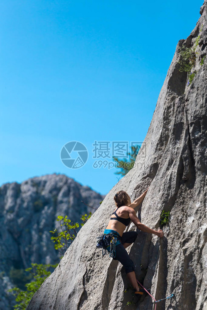 在帕克莱尼察公园攀岩和登山一位女士在自然地形上克服了具有挑战攀登路线登山者在克罗地亚图片