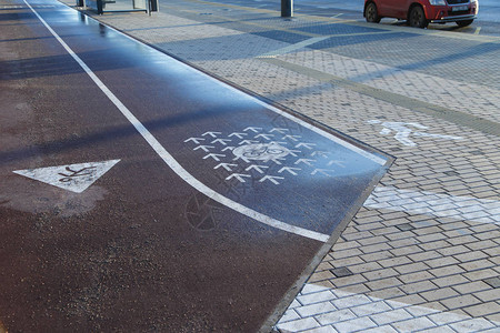 人行道与自行车道交叉图片