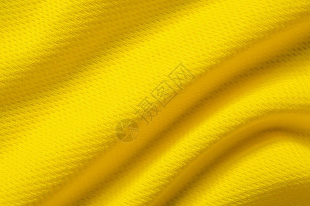 黄色运动服装穿着足球衬衫图片