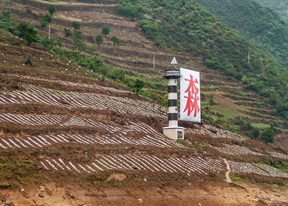 绿色山坡上的棕色农地图片