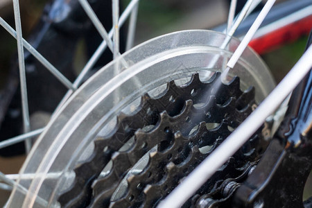 清洁和润滑自行车链和变速箱用喷油剂进高清图片