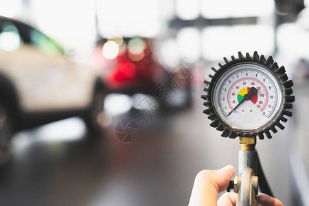 检查测量数量充气橡胶轮胎汽车特写手持机汽车充气压力表图片