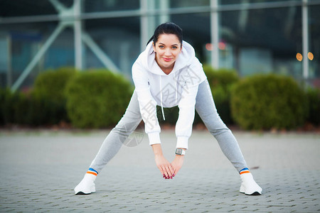 女人伸展身体在街上锻炼图片