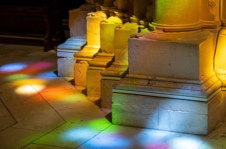 葡萄牙莱里亚附近Batalha修道院内的柱子上彩色玻图片