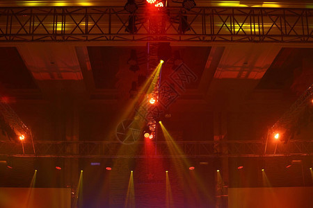 在音乐会和时装秀舞台坡道上以黄色蓝向下的建筑光束射线的图片
