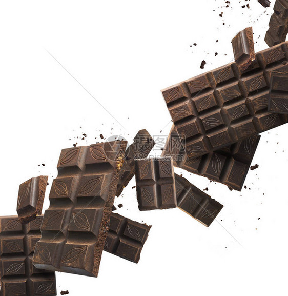 在空中飞行美味的黑暗巧克力孤立在白色背景上高分图片