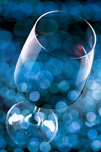 红酒在葡萄酒杯图片
