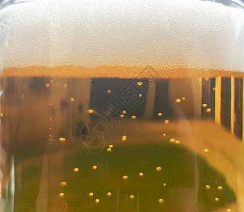 啤酒背景的特制杯子黄啤酒图片