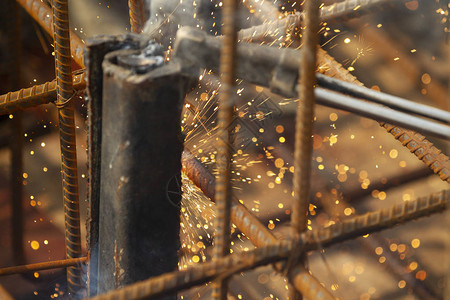 焊工人用乙炔炬切割钢材图片