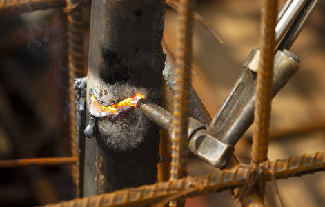 焊工人用乙炔炬切割钢材图片