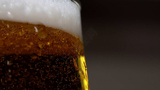 玻璃中啤酒的宏观视图背景图片