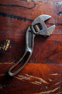 陈旧木制地板上老旧的生锈可调整改造的扳图片