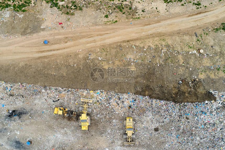 垃圾倾倒或垃圾填埋场的垃圾堆垃圾倾弃卡车和图片