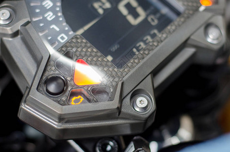 检查摩托车仪表板上的发动机灯或故障指示灯或发动机故障警告图片