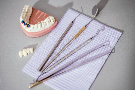 医疗办公室的牙医工具图片