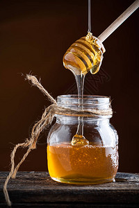 蜂蜜下毛雨上锅的蜂蜜特写图片