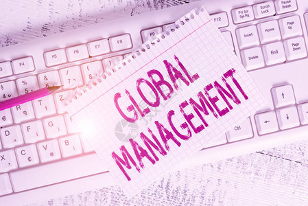 显示全球管理的书写笔记组织分析其国际业务的商业概念键盘办公用品图片
