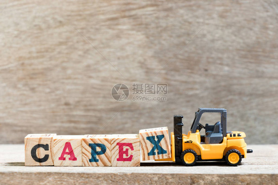 托伊叉车在木材背景上用字冠积X资本支出的缩写图片