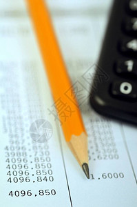 纸笔和计算器在工资单上的计图片