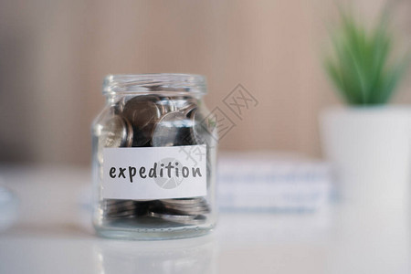 探险的储蓄概念玻璃罐加硬币图片