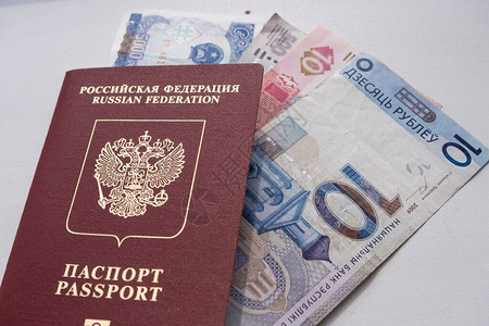 小钞票在俄罗斯公民的护照上图片