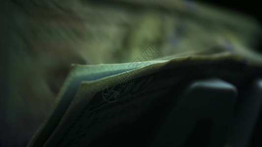 特写电子现金计数机在银行自动设备上数钱100美元钞票的纸币点钞机图片