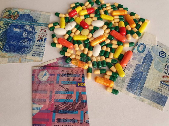 不同面额的香港钞票胶囊和丹药图片
