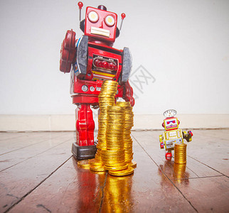 古老的机器人玩具和有钱的货币不图片