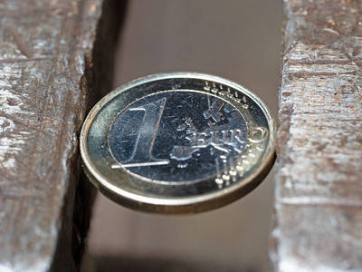 欧元硬币被金属控制着财政问题的概念关图片