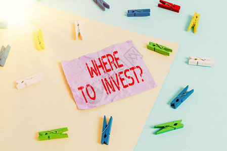 显示在哪里投资问题的文本符号商业照片展示询问将资金投入金融计划或股票的位置彩色衣夹纸空提醒黄色图片