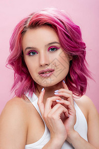 青红色头发和化妆的年轻女子在粉红图片