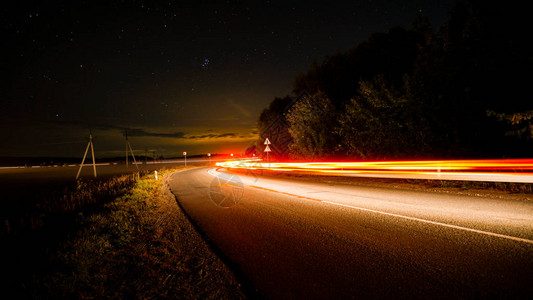 未知数汽车在高速公路和星际高速公路下转弯的灯光轨迹StarryT背景