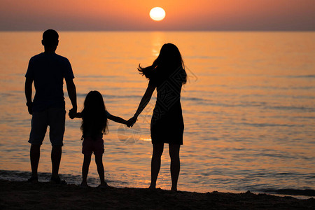爸妈和女儿正在海边看日出图片